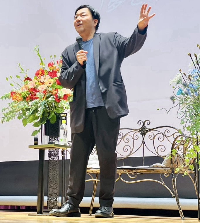 200人の聴衆を前に熱弁をふるう今村翔吾氏