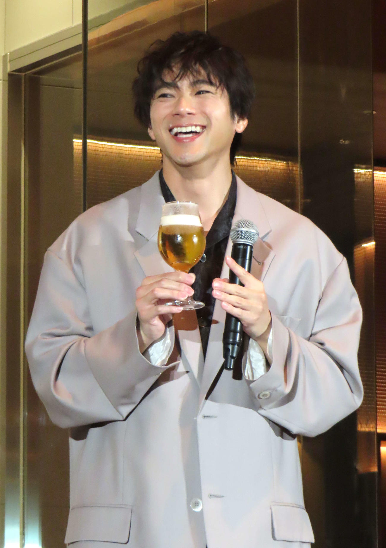 ビールを試飲し笑顔の山田裕貴