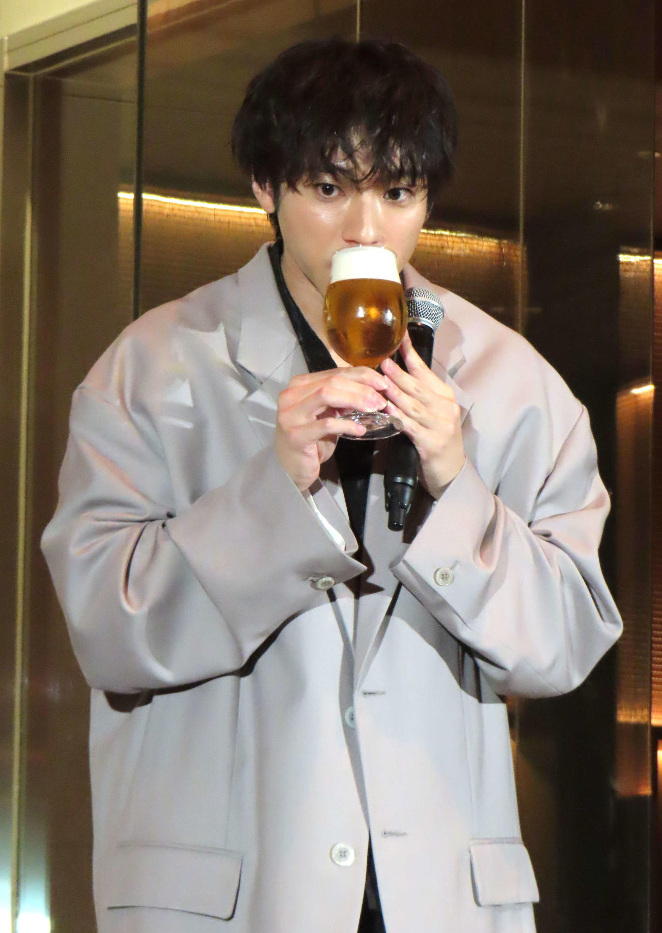 ビールを試飲する山田裕貴