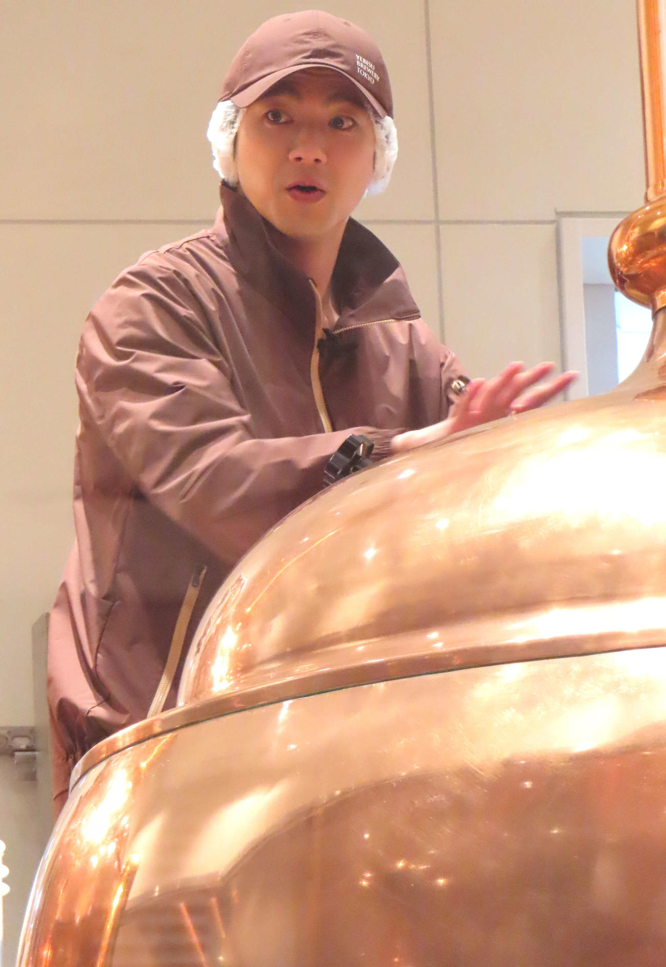 ビールの仕込みを体験する山田裕貴