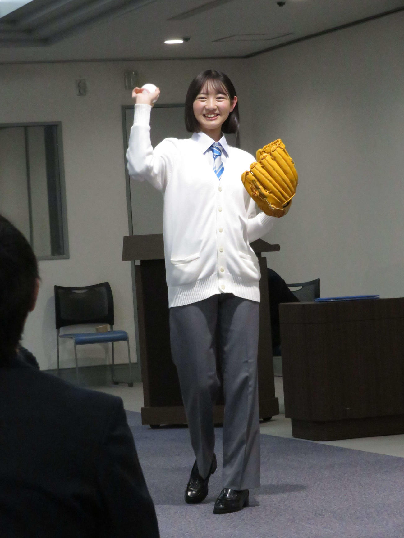第96回選抜高校野球大会の「センバツ応援イメージキャラクター」に就任しキャッチボールを披露する近藤結良