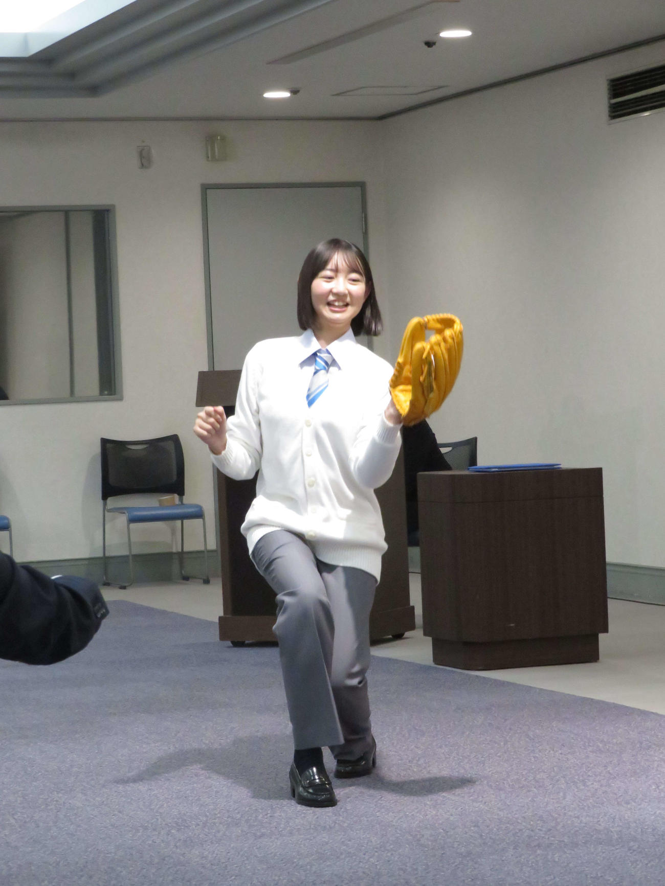 第96回選抜高校野球大会の「センバツ応援イメージキャラクター」に就任しキャッチボールを披露する近藤結良