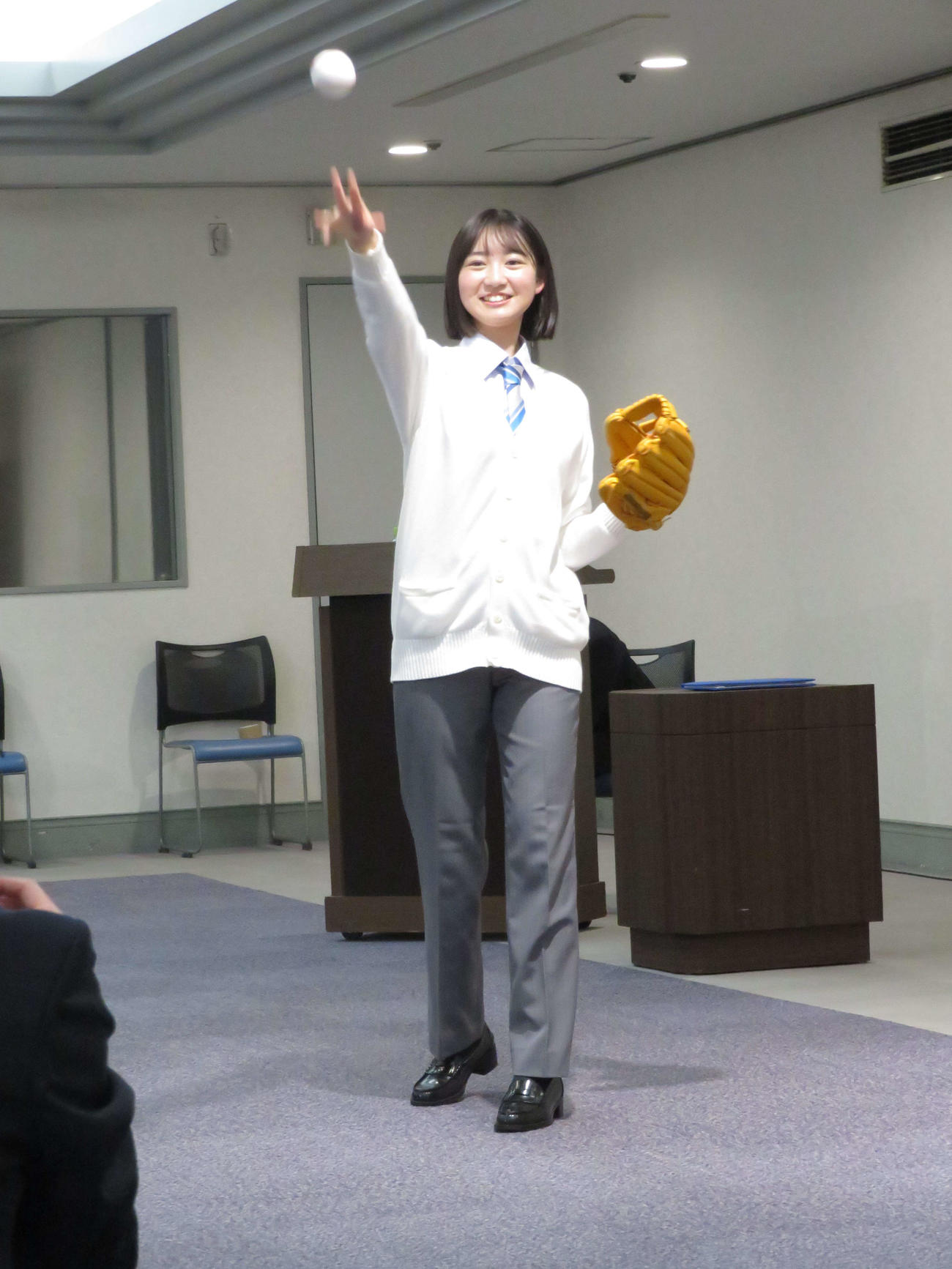 第96回選抜高校野球大会の「センバツ応援イメージキャラクター」に就任しキャッチボールを披露する近藤結良