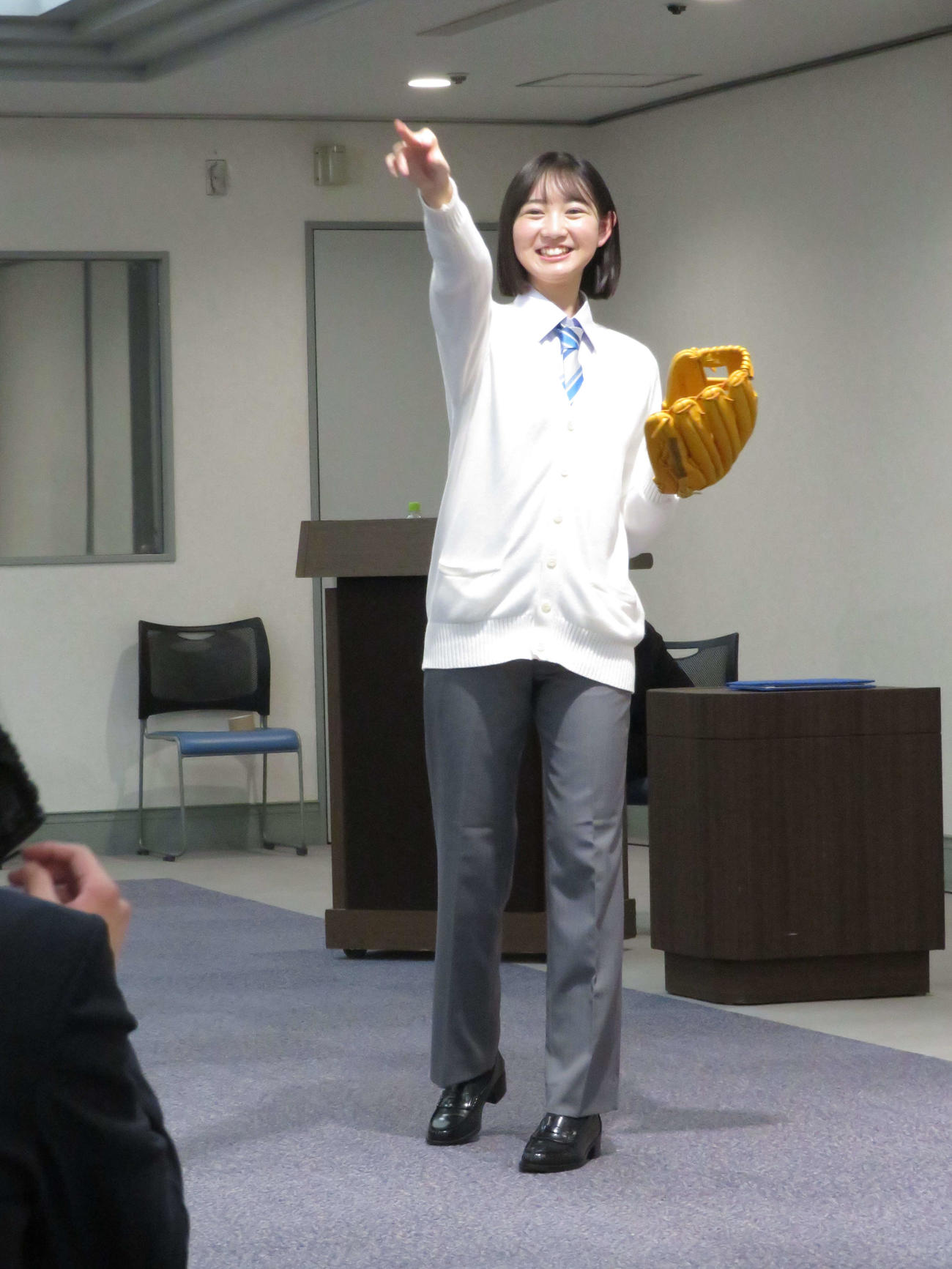 第96回選抜高校野球大会の「センバツ応援イメージキャラクター」に就任しキャッチボールを披露する近藤結良