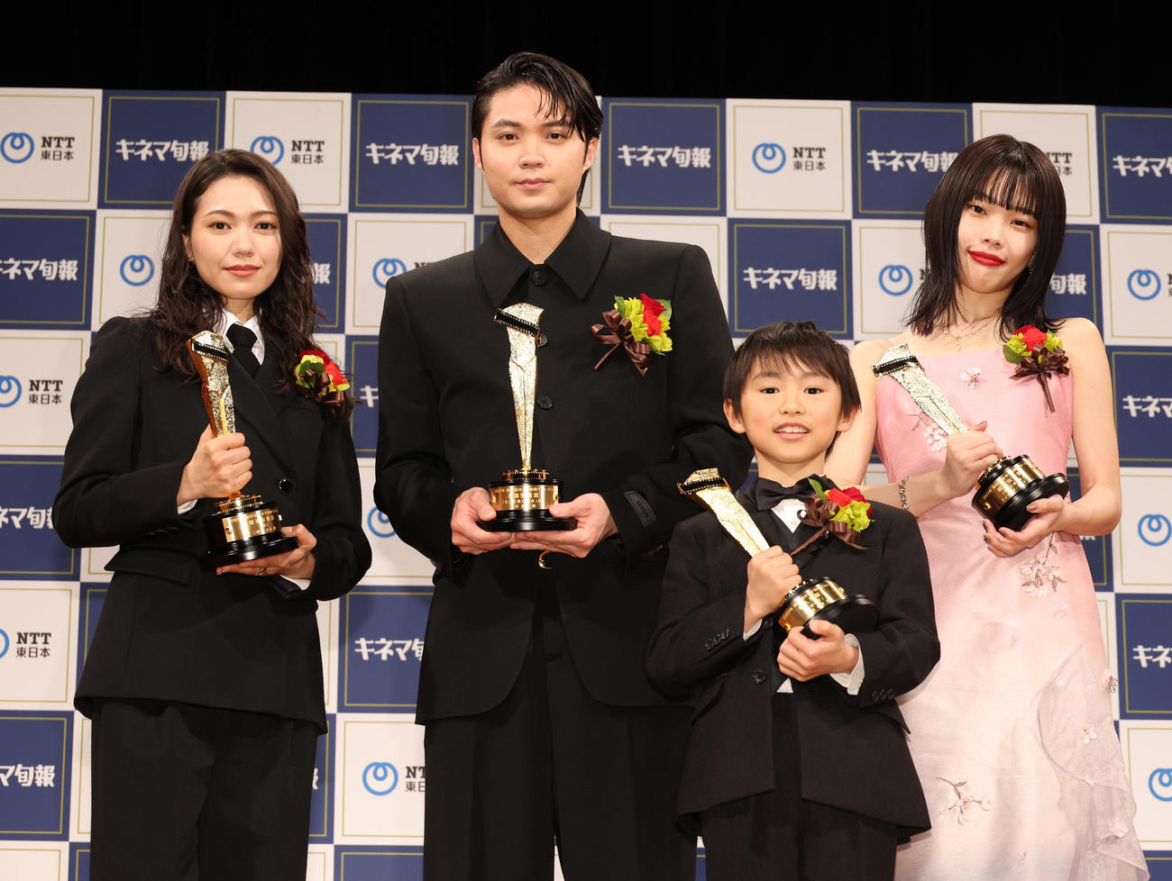 2023年第97回キネマ旬報ベスト・テン各賞受賞者。左から助演男優賞の磯村勇斗、助演女優賞の二階堂ふみ、新人男優賞の塚尾桜雅、新人女優賞のアイナ・ジ・エンド（2024年2月18日撮影）
