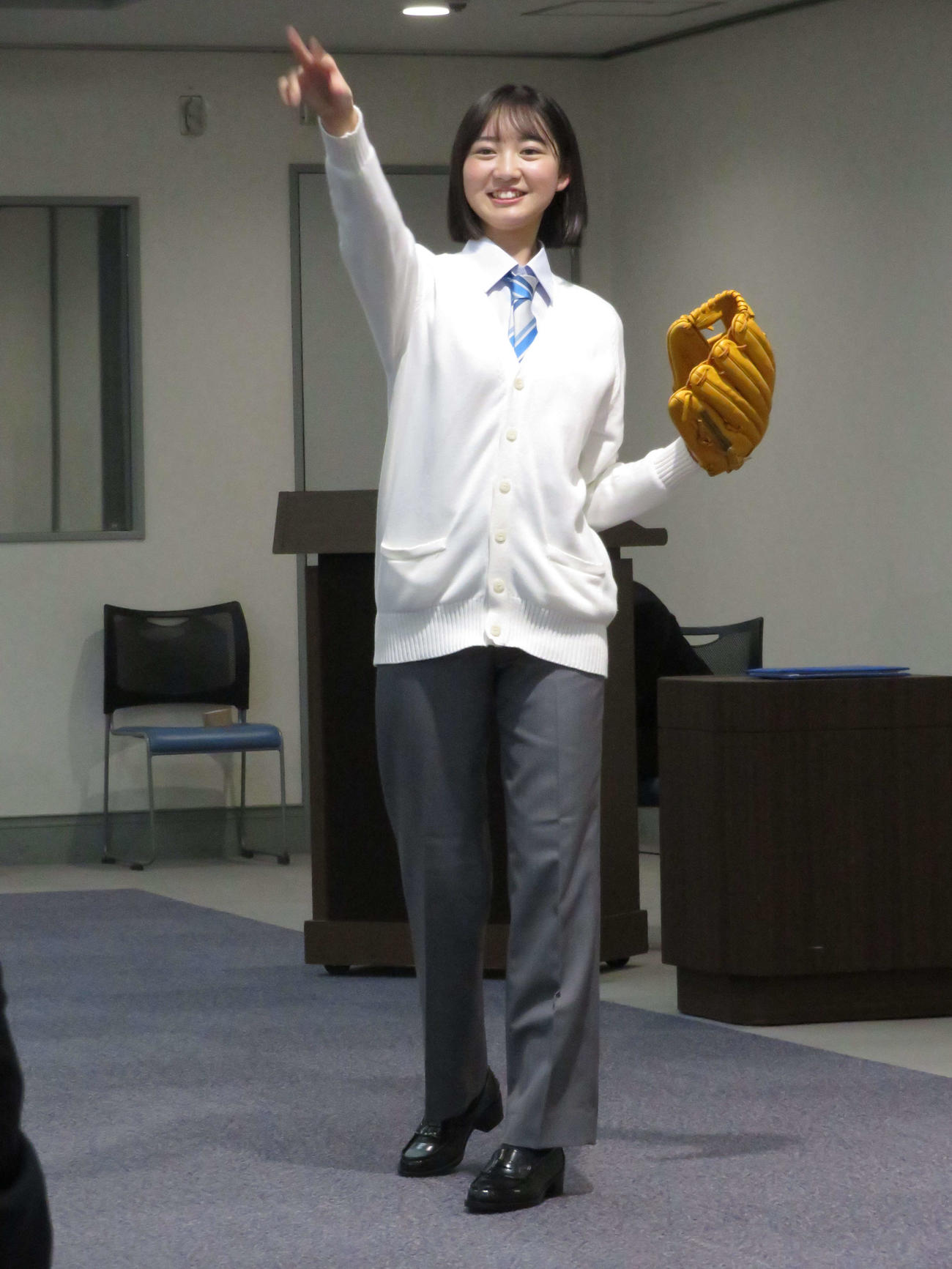 第96回選抜高校野球大会の「センバツ応援イメージキャラクター」に就任しキャッチボールを披露する近藤結良