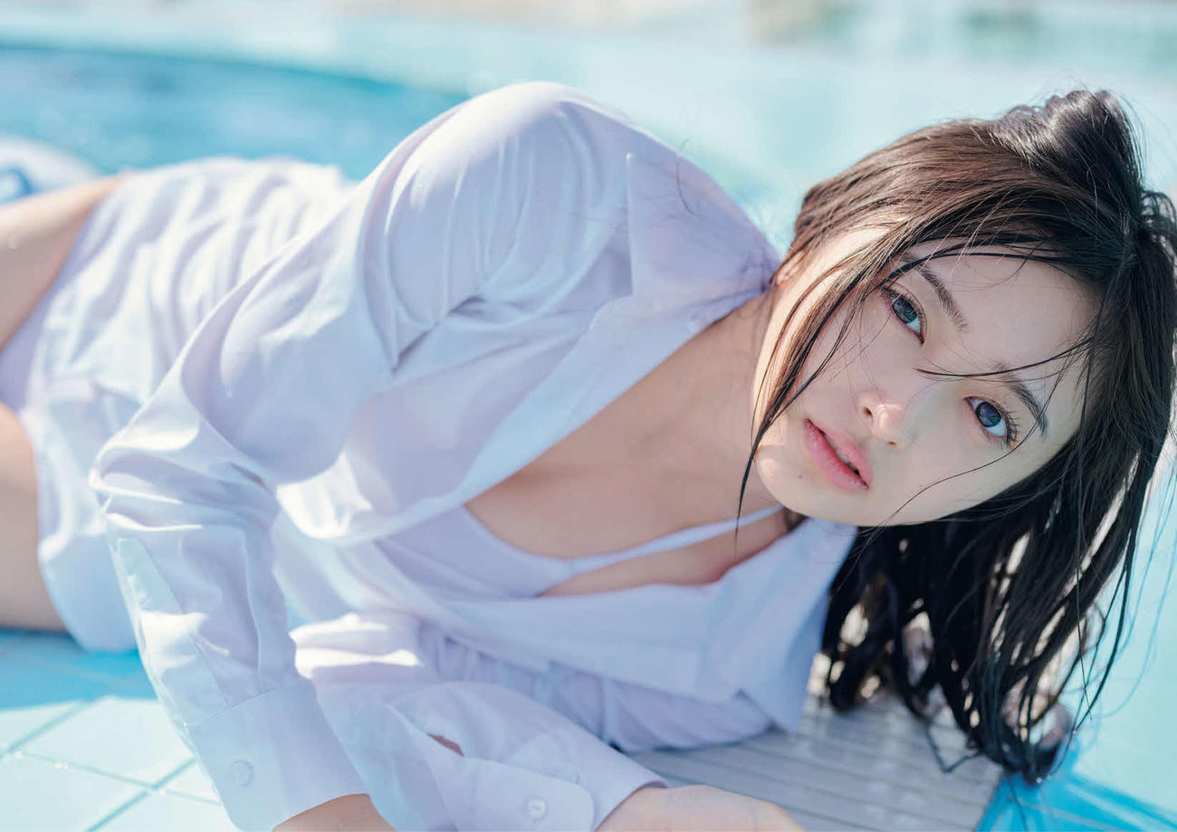 乃木坂46・5期生の初写真集「あの頃、乃木坂にいた」から井上和のプールサイドカット（撮影・花盛友里）