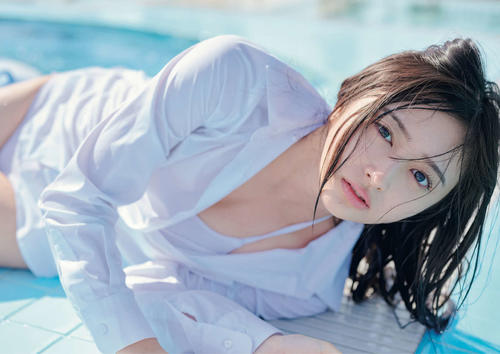 乃木坂46・5期生の初写真集「あの頃、乃木坂にいた」から井上和のプールサイドカット(撮影・花盛友里)