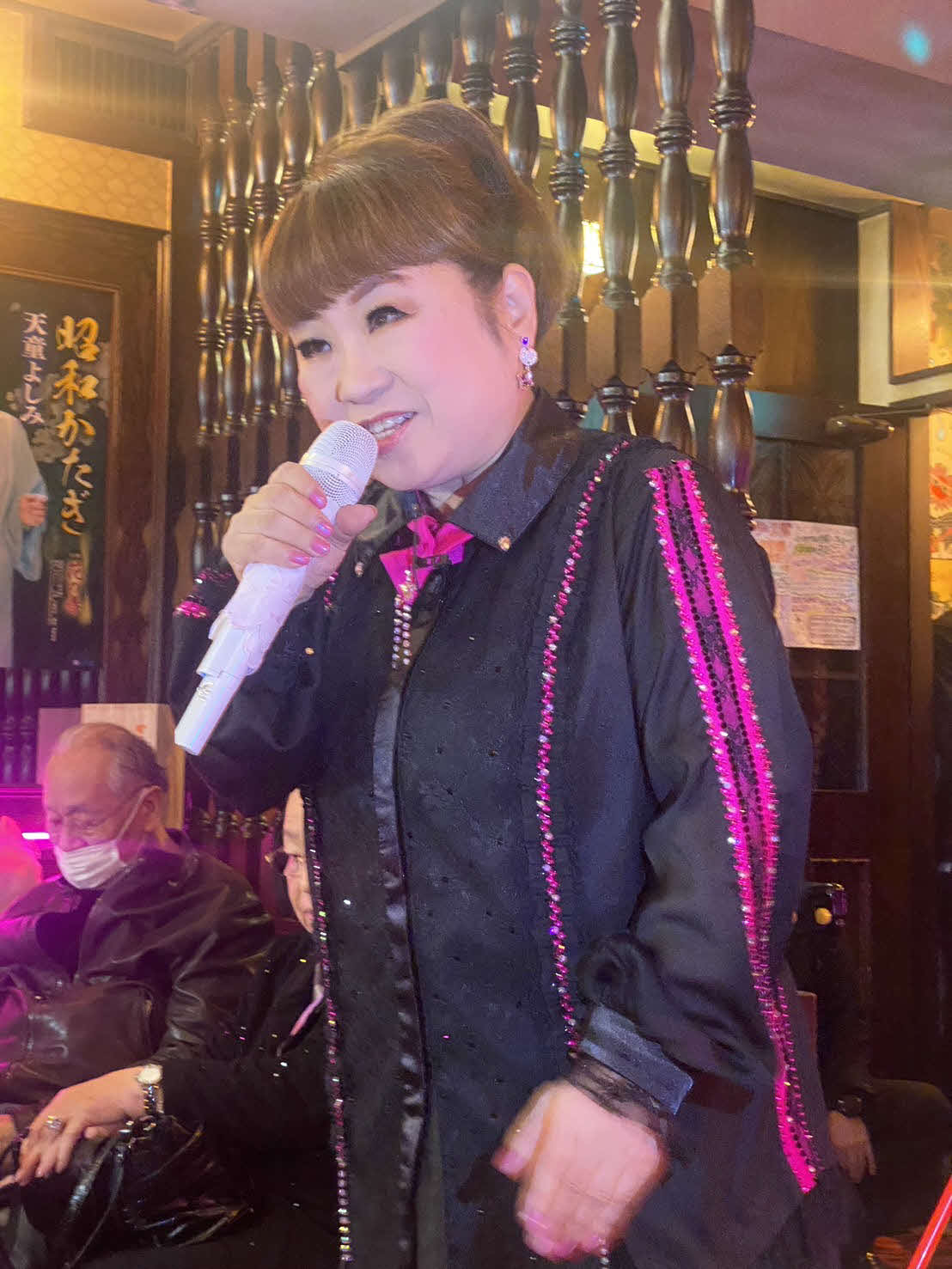 新曲「昭和かたぎ」発売イベントで歌唱する天童よしみ（撮影・加藤理沙）