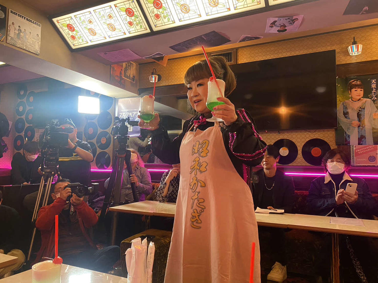 新曲「昭和かたぎ」発売イベントで1日店長を務めた天童よしみ（撮影・加藤理沙）