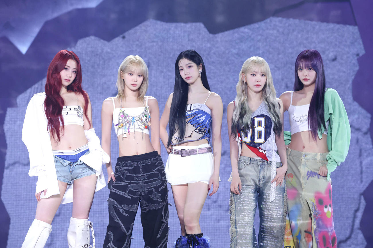 3rdミニアルバム「’EASY‘」メディア向けショーケースに登場したLE SSERAFIM。左からHUH YUNJIN、KIM CHAEWON、KAZUHA、SAKURA、HONG EUNCHAE　（P）＆（C）SOURCE MUSIC