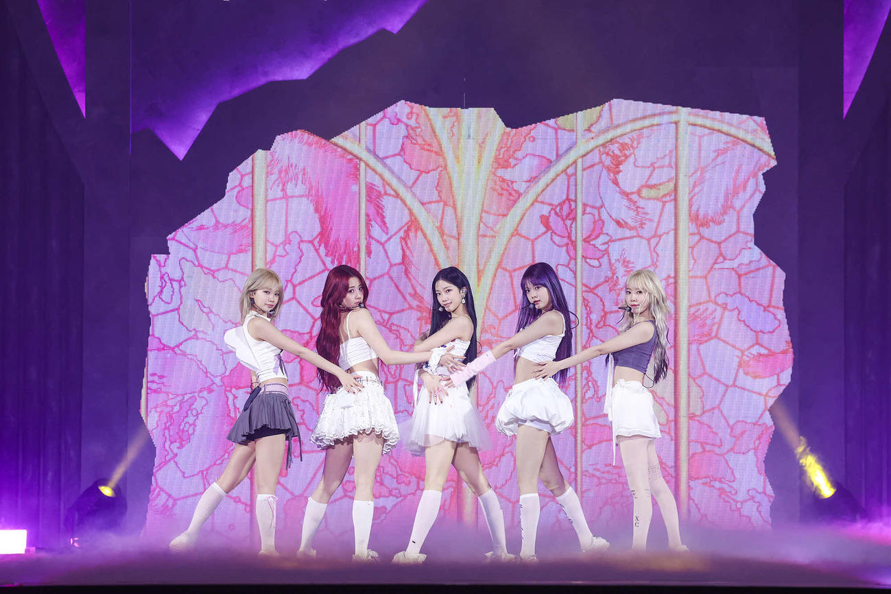 3rdミニアルバム「’EASY‘」メディア向けショーケースでパフォーマンスするLE SSERAFIM。KIM CHAEWON、HUH YUNJIN、KAZUHA、HONG EUNCHAE、SAKURA　（P）＆（C）SOURCE MUSIC