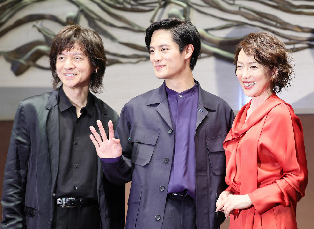 制作発表会に登壇し笑顔を見せる、左から岡本健一、岡本圭人、若村麻由美（撮影・足立雅史）