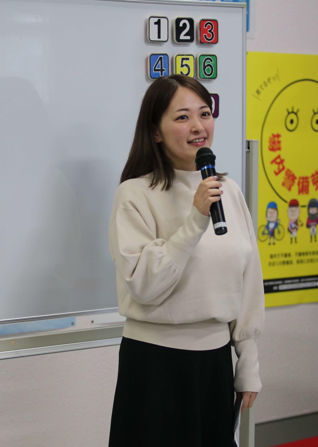 競輪イベントにゲスト出演したグラビアアイドルの柳瀬