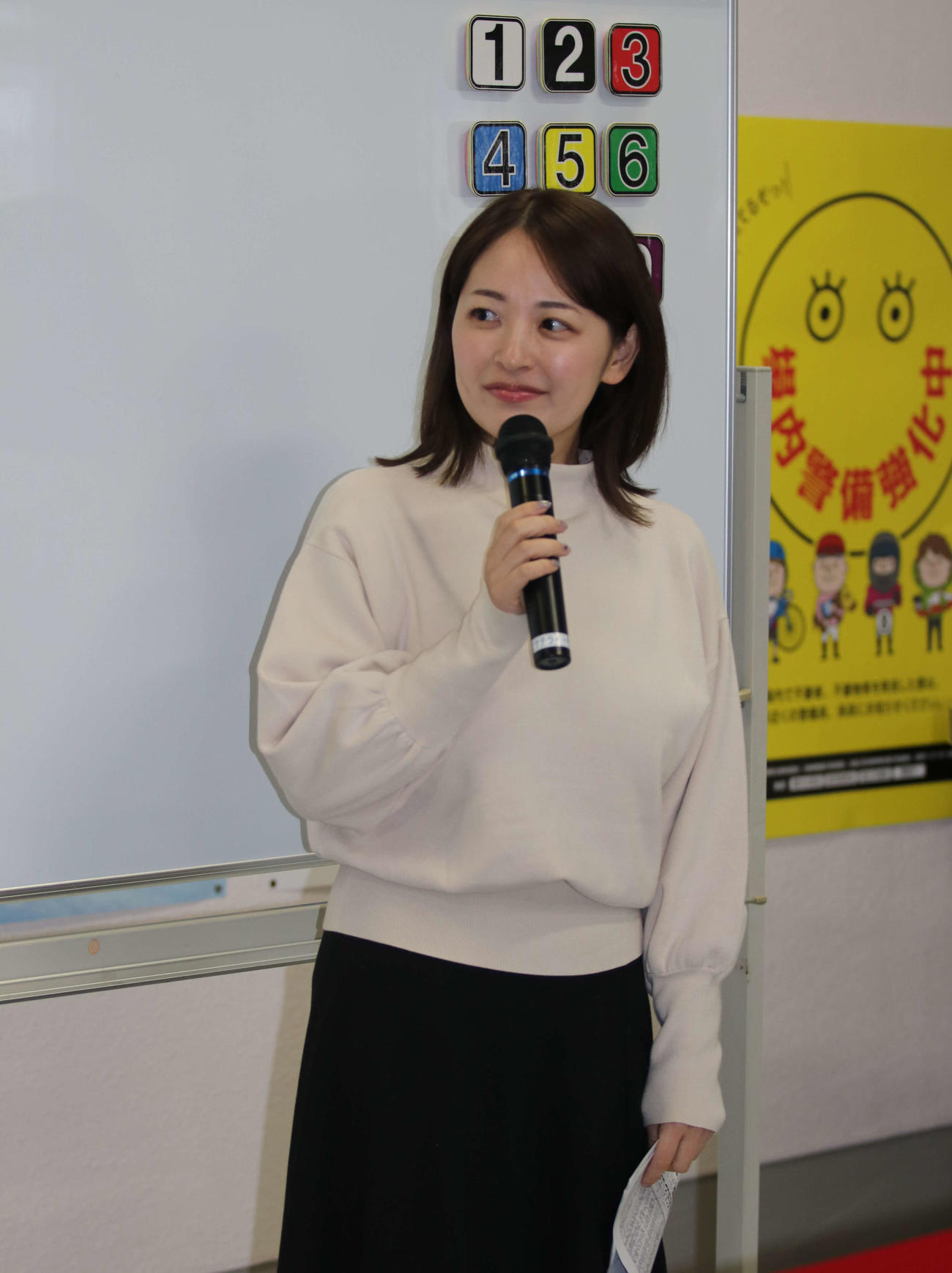 競輪イベントにゲスト出演したグラビアアイドルの柳瀬