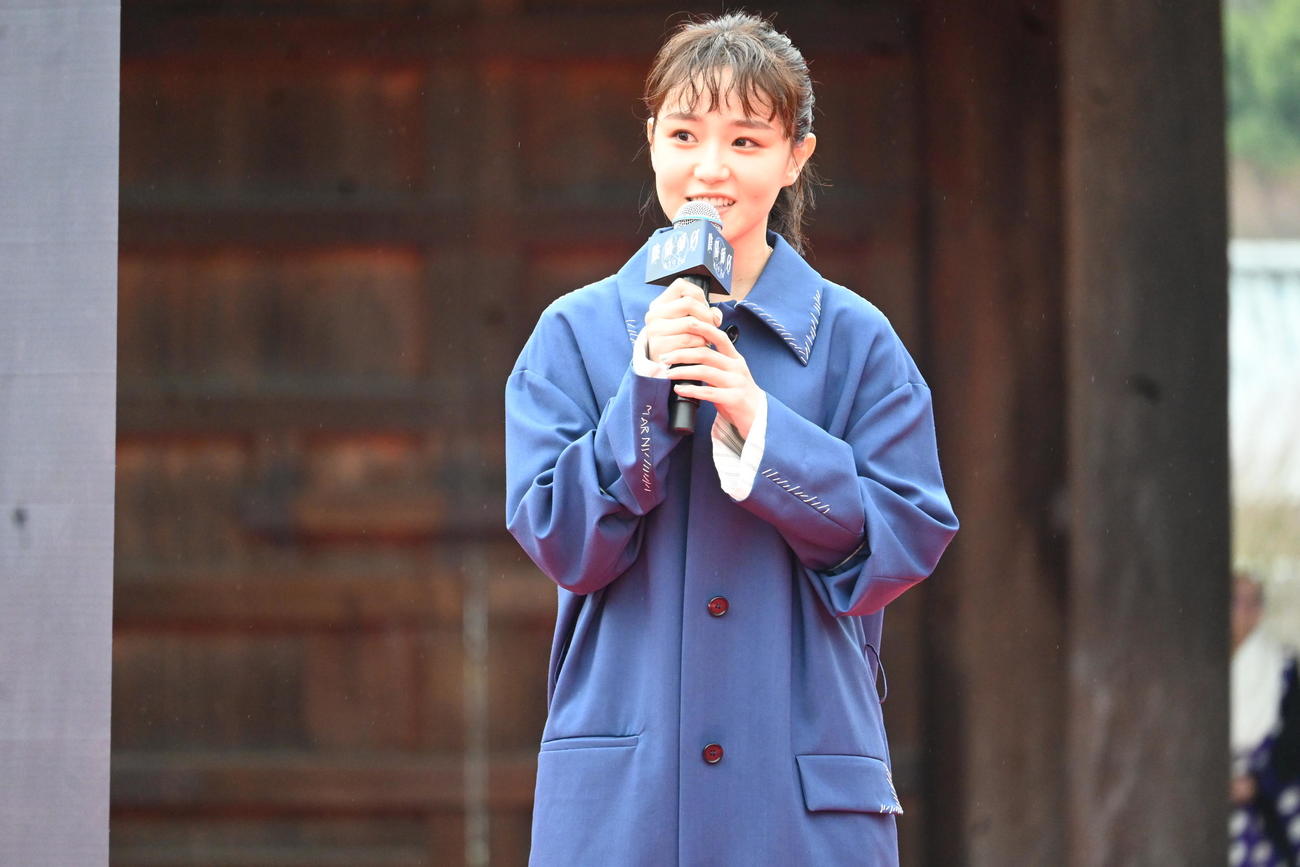 京都・仁和寺の行われた映画「陰陽師0」のキックオフイベントに登壇した奈緒（撮影・松浦隆司）