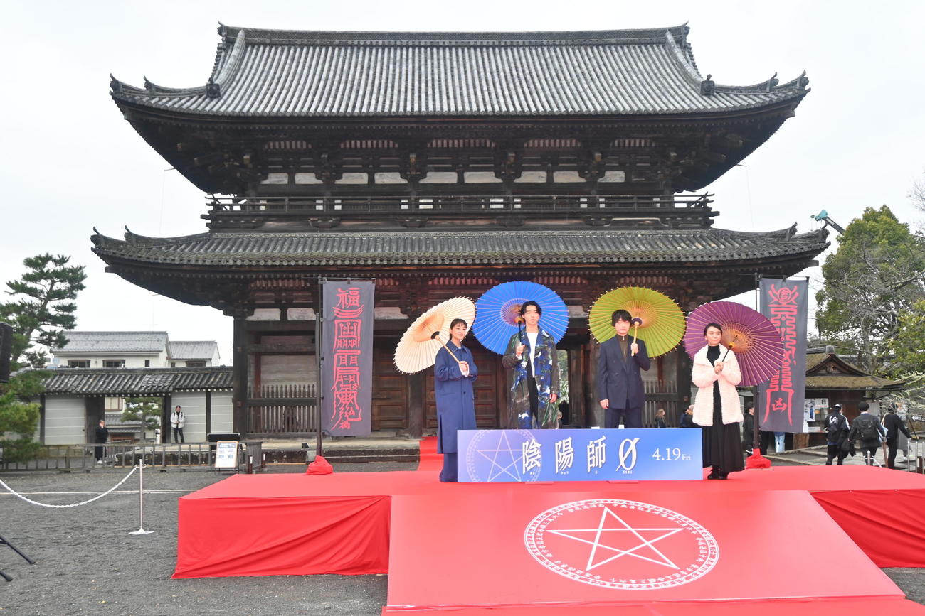 京都・仁和寺で行われた映画「陰陽師0」のキックオフイベントに登壇した、左から奈緒、山崎賢人、染谷将太、佐藤嗣麻子監督（撮影・松浦隆司）