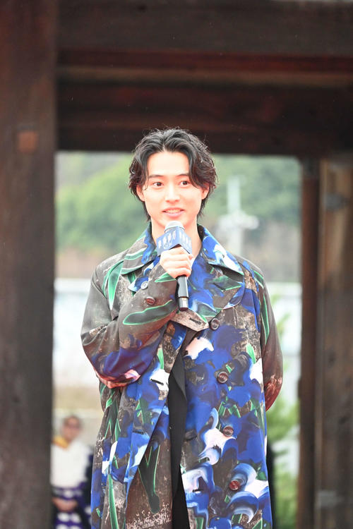 山崎賢人「ピーンとした研ぎ澄まされた空間がすごかった」国宝の仁和寺