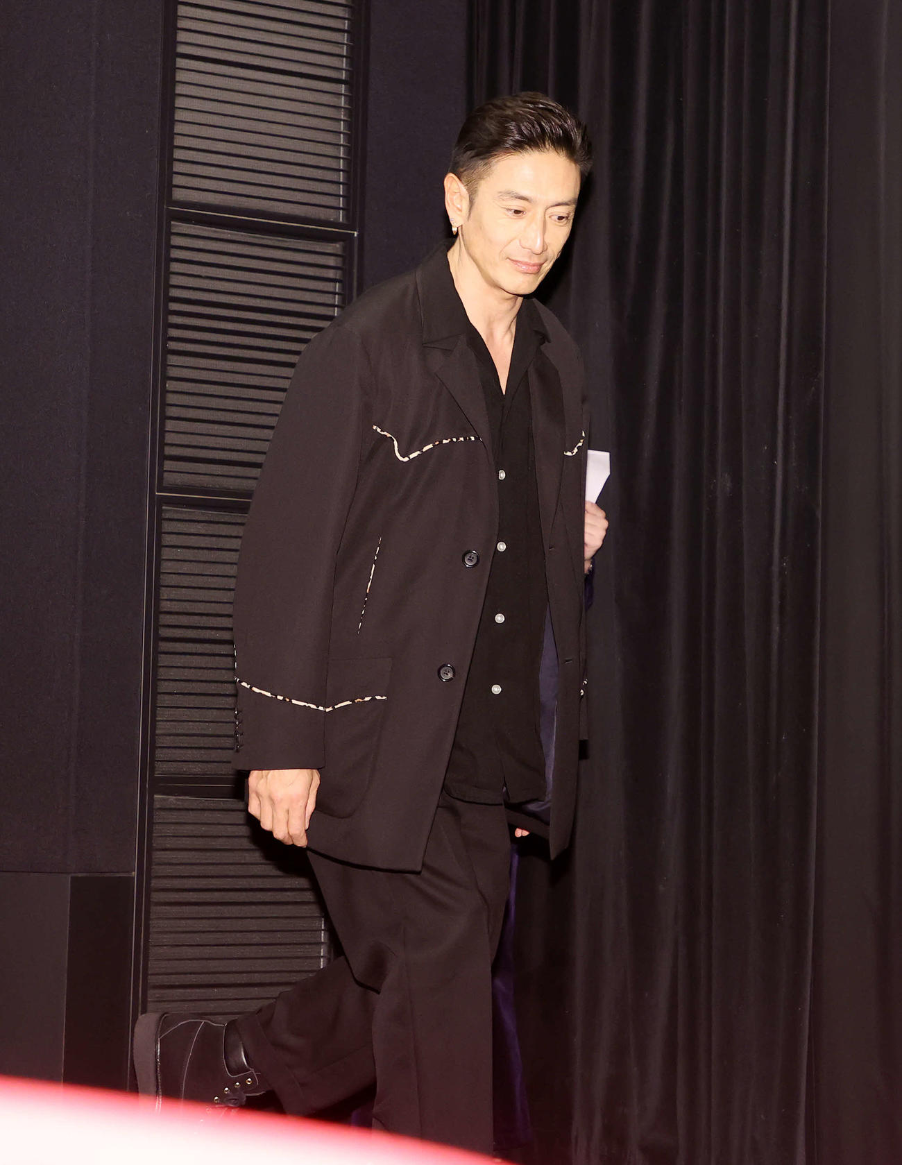 「ペナルティループ」完成披露上映会に登壇する伊勢谷友介（撮影・鈴木正人）