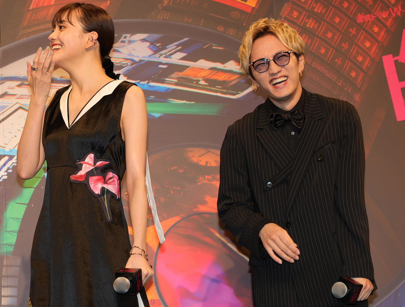「白暮のクロニクル」完成披露試写会に登場した松井愛莉（左）と神山智洋（撮影・野上伸悟）