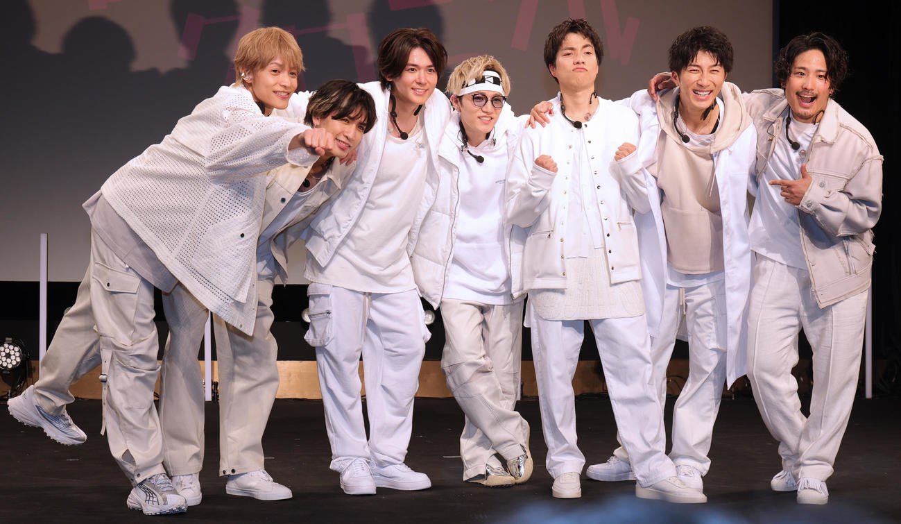 「白暮のクロニクル」完成披露試写会に登場した、左からWEST．の中間淳太、藤井流星、小瀧望、神山智洋、重岡大毅、濱田崇裕、桐山照史（撮影・野上伸悟）
