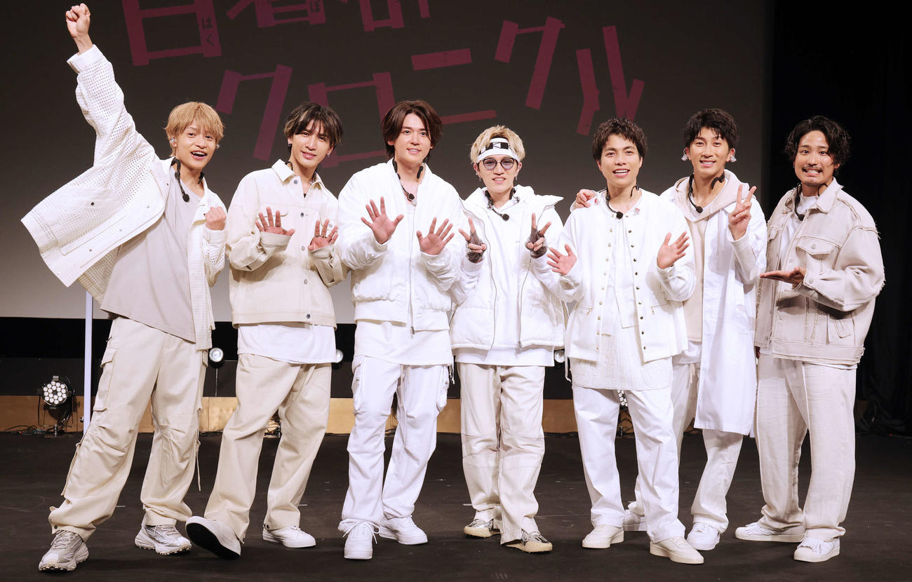 「白暮のクロニクル」完成披露試写会に登場した、左からWEST．の中間淳太、藤井流星、小瀧望、神山智洋、重岡大毅、濱田崇裕、桐山照史（撮影・野上伸悟）