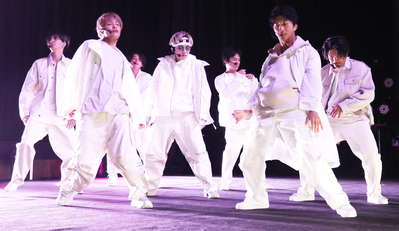「白暮のクロニクル」完成披露試写会に登場し、主題歌「FATE」を披露するWEST．（撮影・野上伸悟）