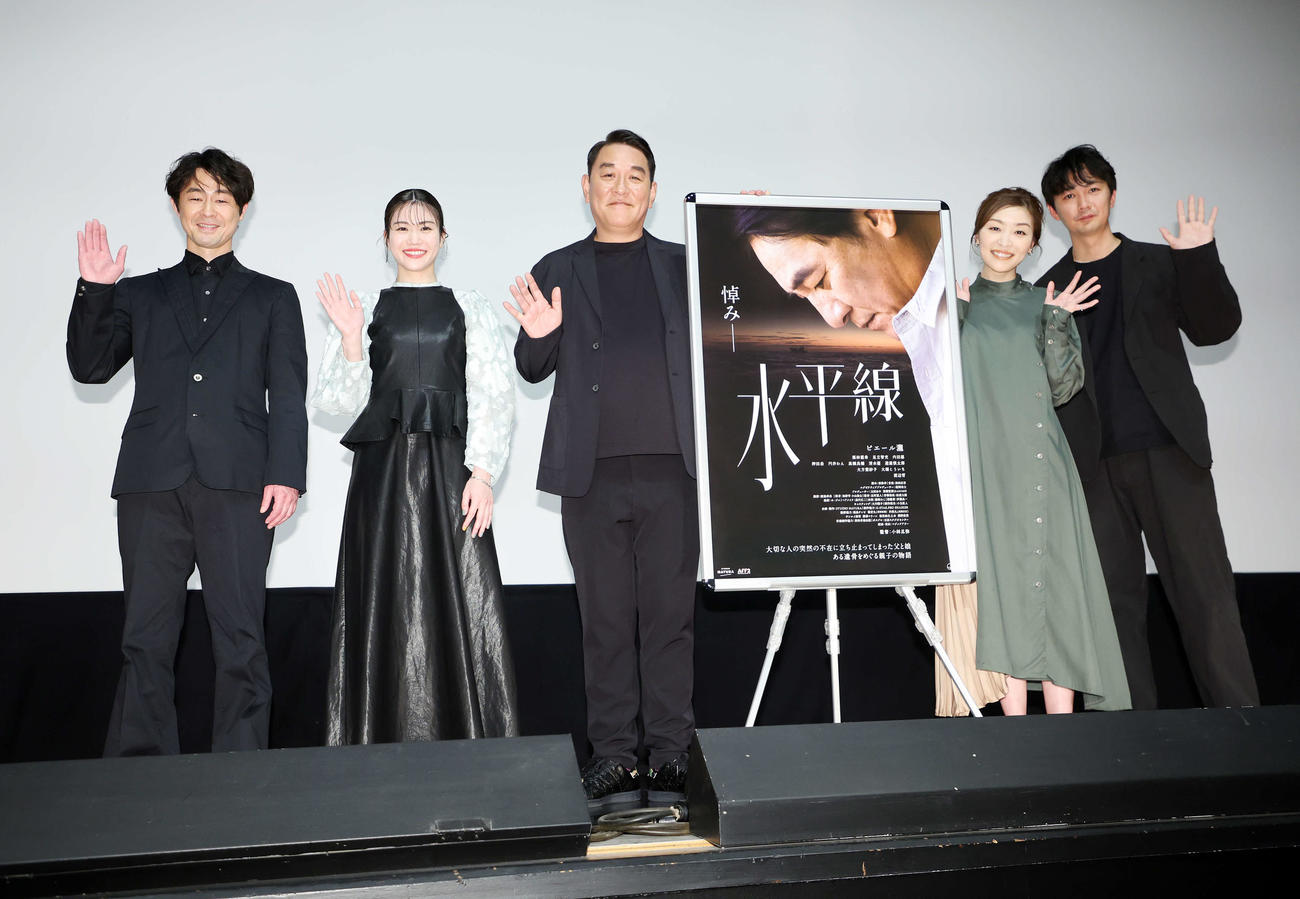 写真に納まる、左から足立智充、栗林藍希、ピエール瀧、内田慈、小林且弥監督（撮影・鈴木正人）