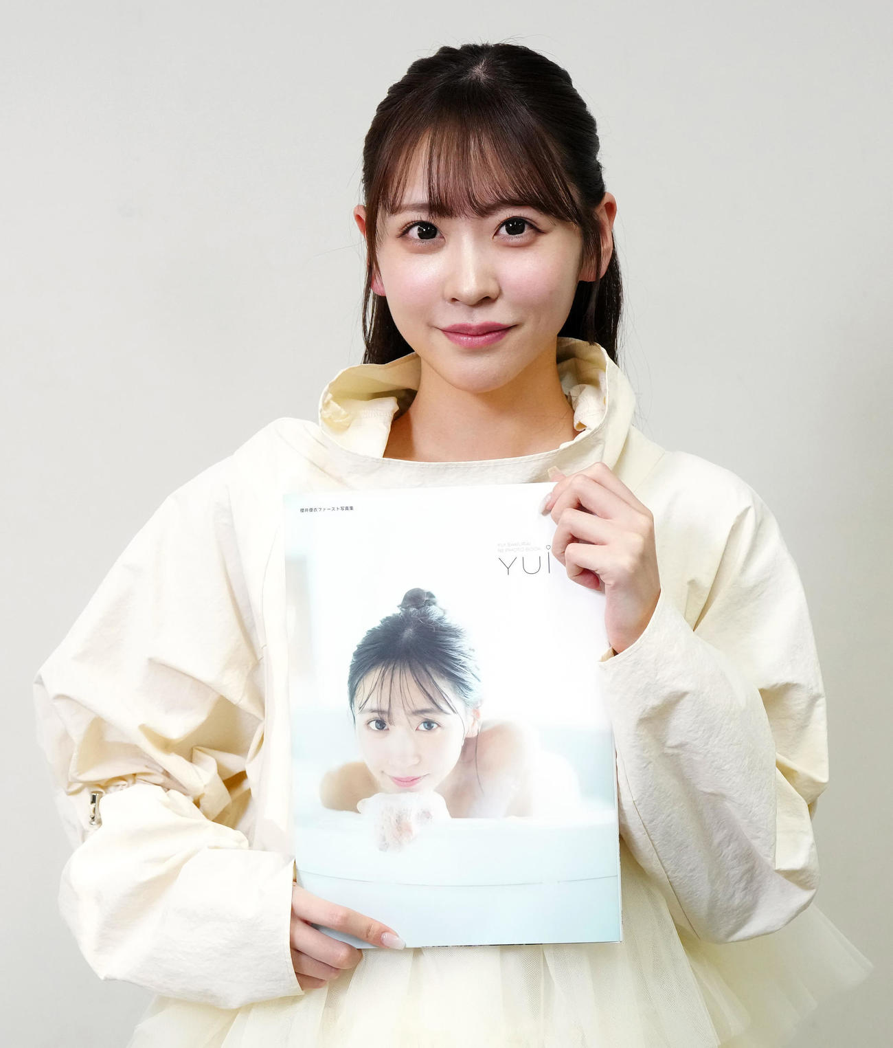 初の写真集を手にするFRUITS ZIPPERの櫻井優衣（撮影・江口和貴）