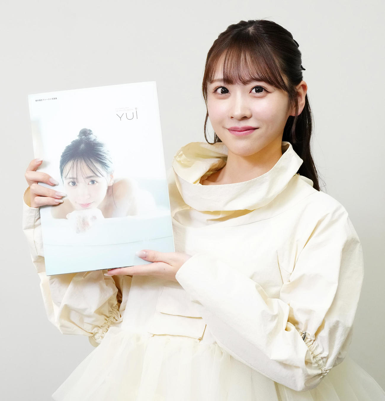 初の写真集を手にするFRUITS ZIPPERの櫻井優衣（撮影・江口和貴）