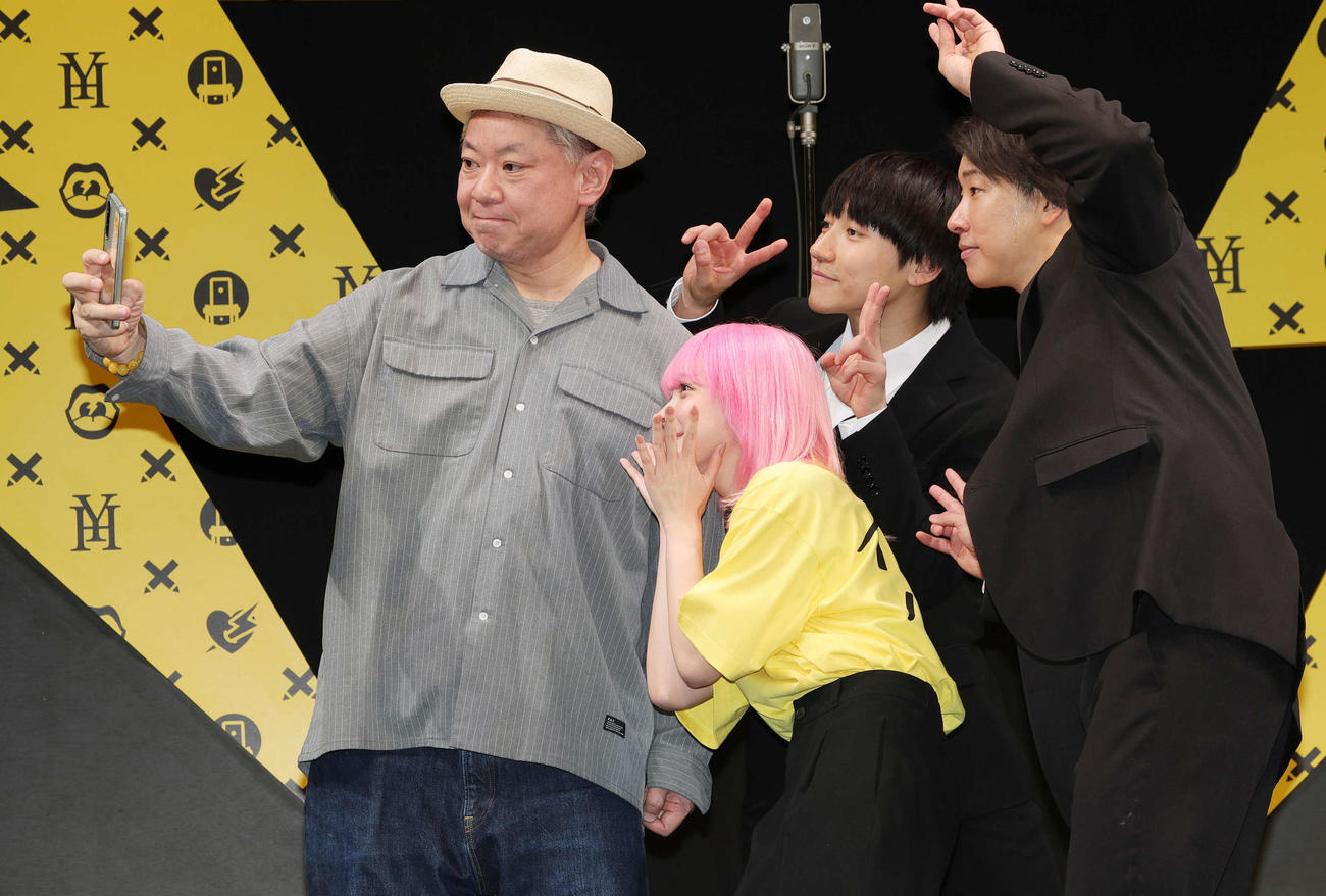 舞台「芸人交換日記」初日に会見した、企画・脚本・演出の鈴木おさむ氏（左端）は、右からTHE RAMPAGEの陣、GENERATIONSの小森隼、Gacharic Spinのアンジェリーナ1／3と自撮り（撮影・野上伸悟）