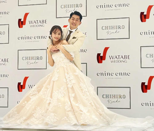 夫婦の誓いをあらためて行う「バウ・リニューアル」イベントに出席した、ジャングルポケット太田博久(右)と近藤千尋夫妻(撮影・松尾幸之介)
