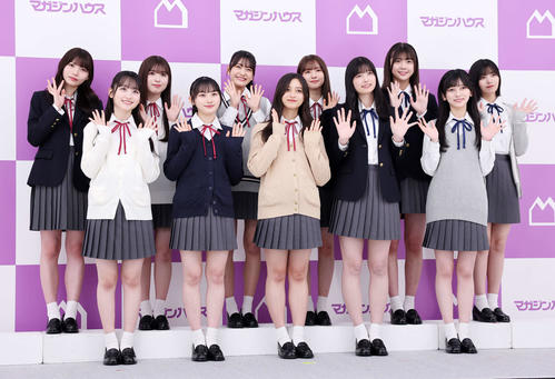 写真に納まる乃木坂46の5期生。前列左から一ノ瀬美空、川■(■は崎の大が立の下の横棒なし)桜、井上和、五百城茉央、池田瑛紗、後列左から岡本姫奈、小川彩、奥田いろは、菅原咲月、冨里奈央、中西アルノ(撮影・鈴木正人)