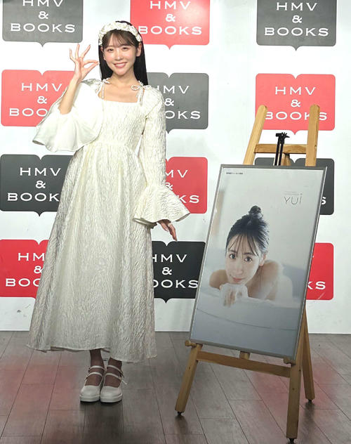 ファースト写真集「YUi」発売記念イベントを行ったFRUITS ZIPPERの櫻井優衣(撮影・松尾幸之介)