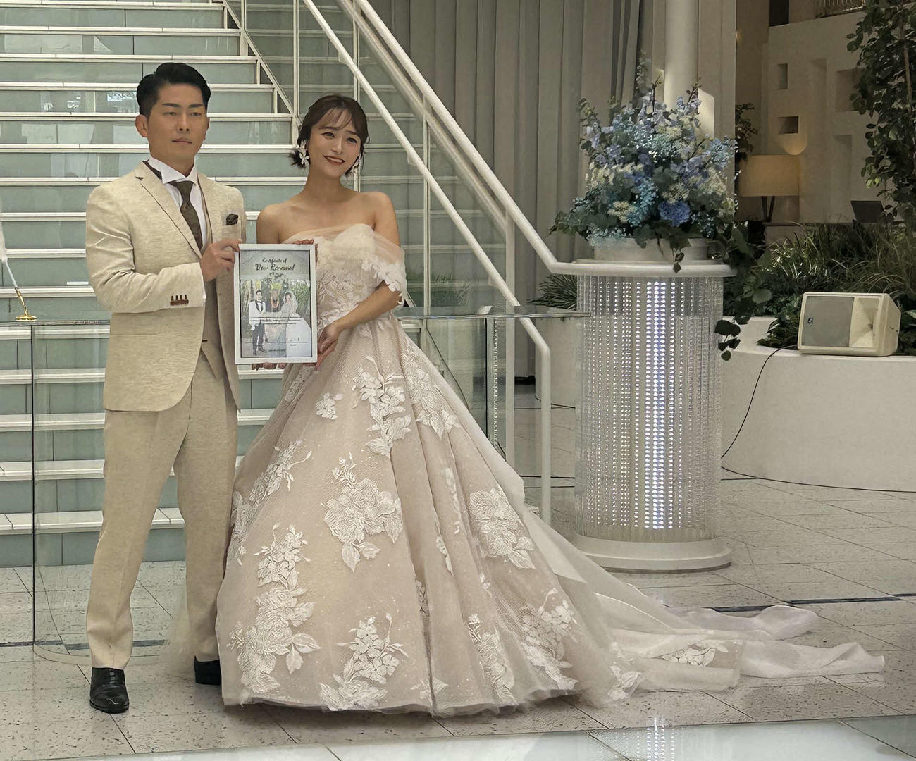 夫婦の誓いをあらためて行う「バウ・リニューアル」イベントに出席した、ジャングルポケット太田博久（左）と近藤千尋夫妻（撮影・松尾幸之介）