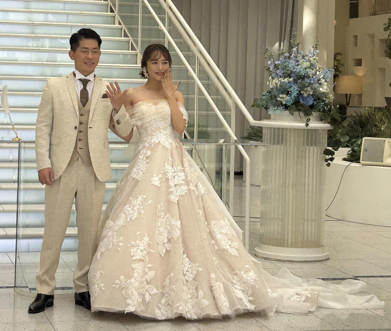 夫婦の誓いをあらためて行う「バウ・リニューアル」イベントに出席した、ジャングルポケット太田博久（左）と近藤千尋夫妻（撮影・松尾幸之介）