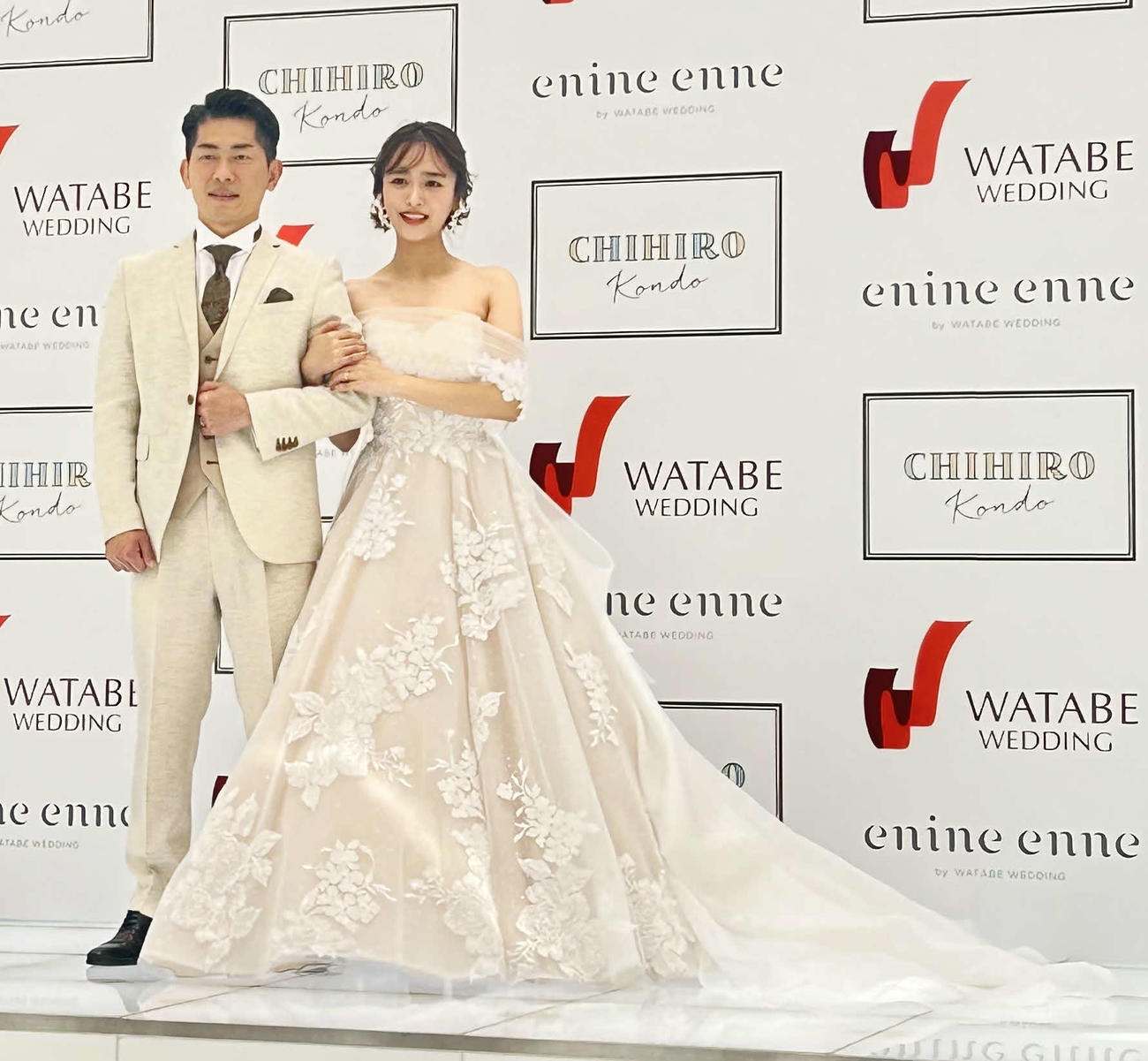 夫婦の誓いをあらためて行う「バウ・リニューアル」イベントに出席した、ジャングルポケット太田博久（左）と近藤千尋夫妻（撮影・松尾幸之介）