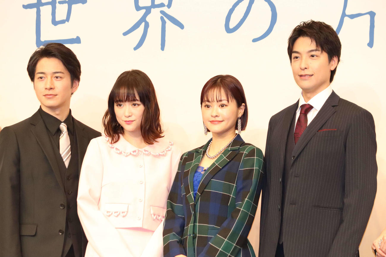 ミュージカル「この世界の片隅に」制作発表記者会見に出席した、左から村井良大、大原櫻子、昆夏美、海宝直人（撮影・加藤理沙）