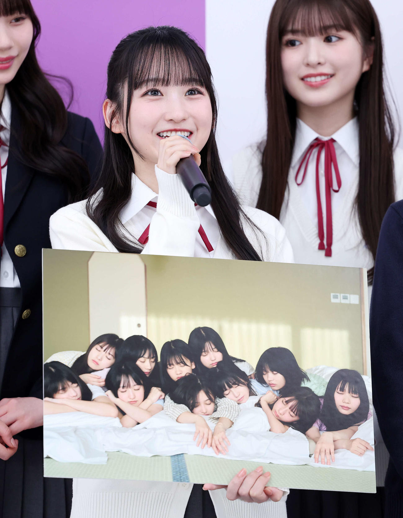 お気に入り写真を見せる一ノ瀬美空（撮影・鈴木正人）