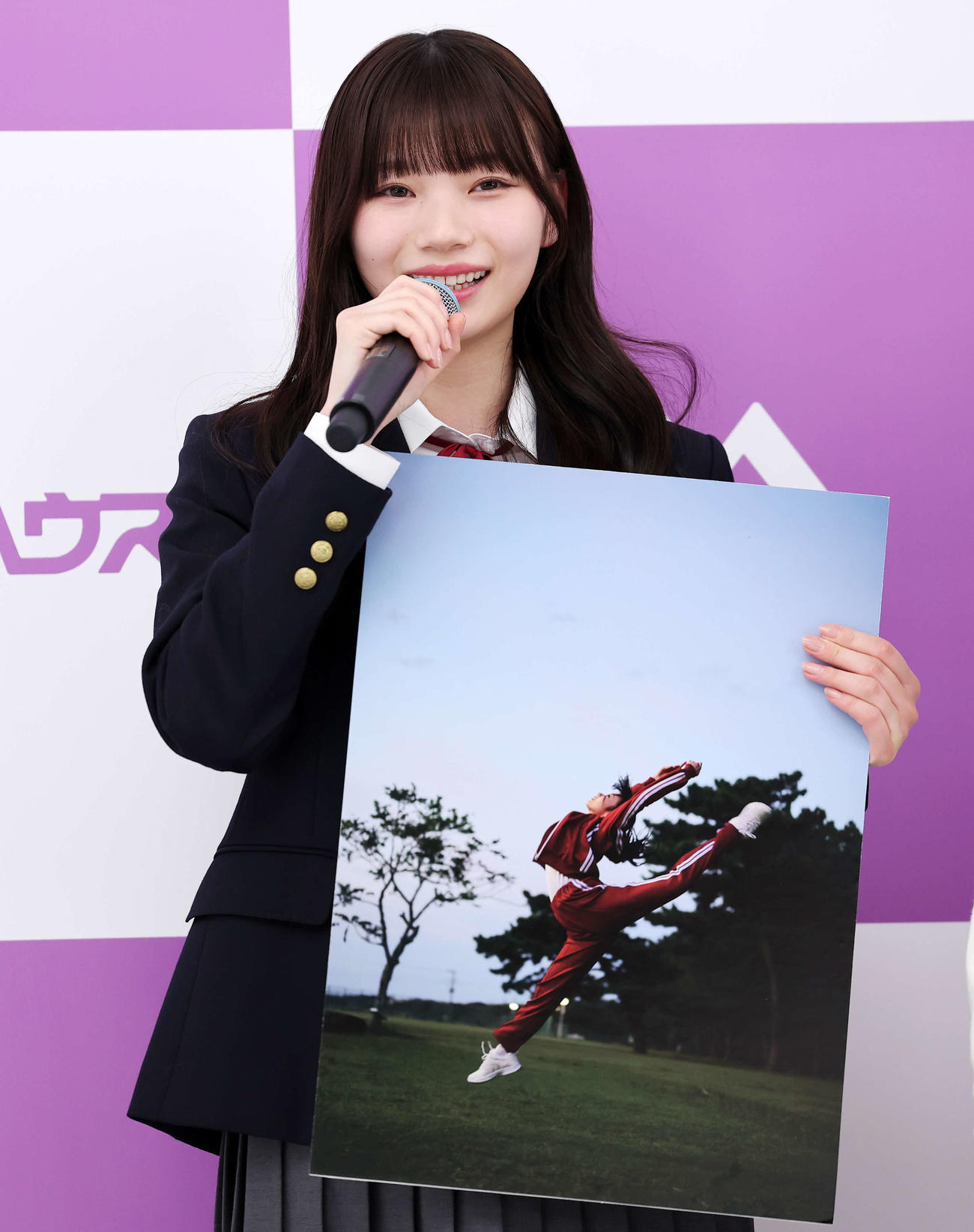 お気に入り写真を見せる岡本姫奈（撮影・鈴木正人）