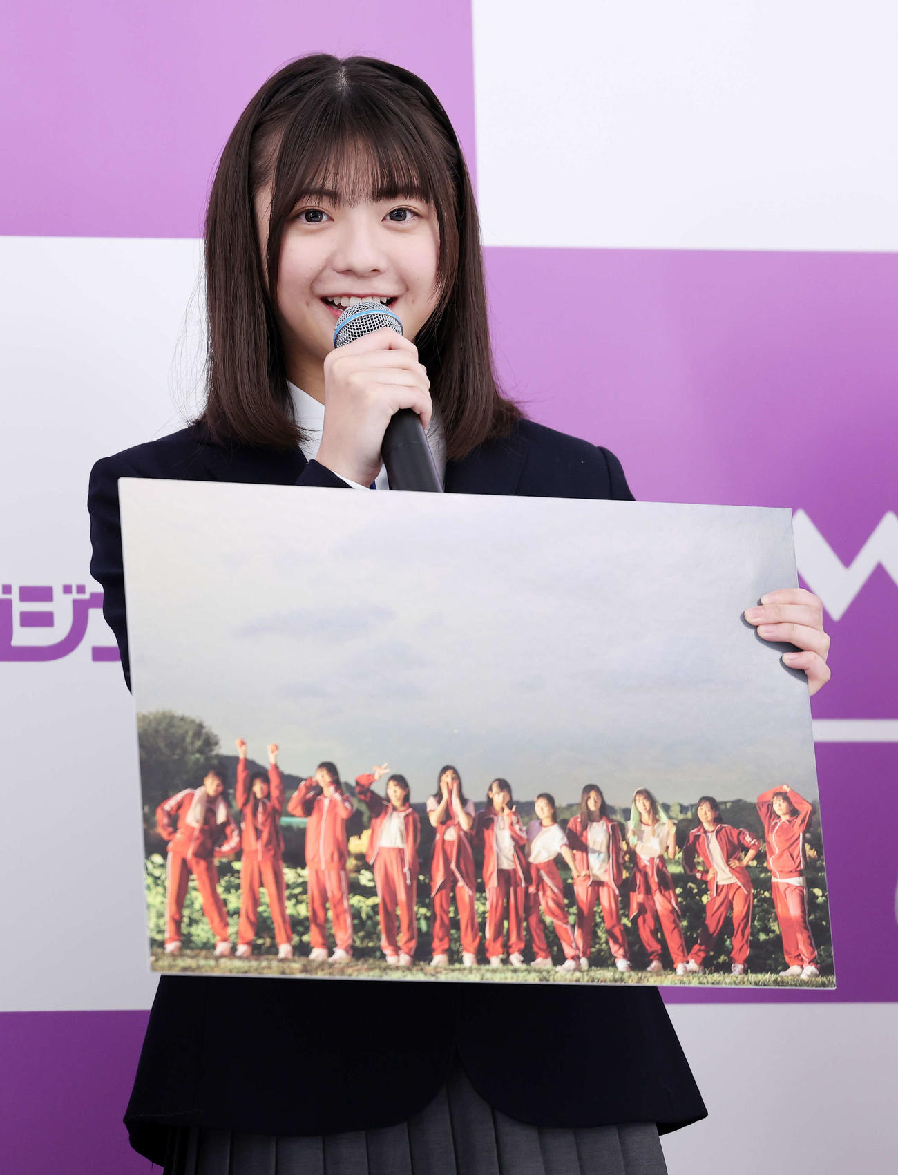 お気に入り写真を見せる冨里奈央（撮影・鈴木正人）