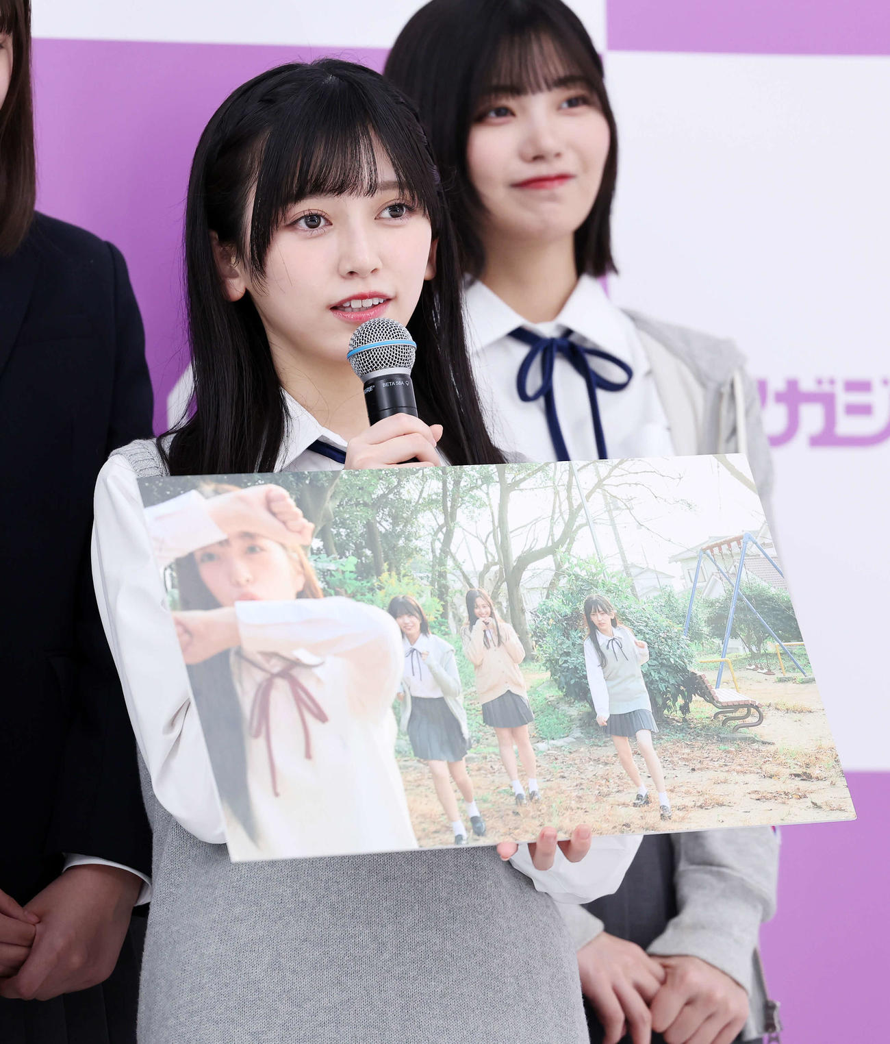 お気に入り写真を見せる池田瑛紗（撮影・鈴木正人）