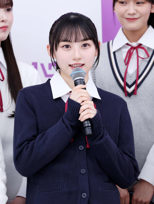 乃木坂46小川彩、チャームポイントは「3毛」 写真集を齋藤飛鳥に渡し