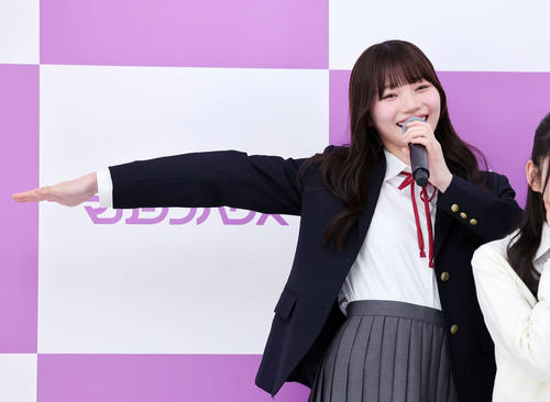 乃木坂46小川彩、チャームポイントは「3毛」 写真集を齋藤飛鳥に渡し