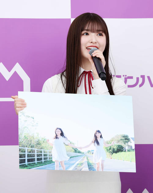 乃木坂46小川彩、チャームポイントは「3毛」 写真集を齋藤飛鳥に渡し