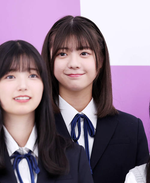 乃木坂46小川彩、チャームポイントは「3毛」 写真集を齋藤飛鳥に渡し