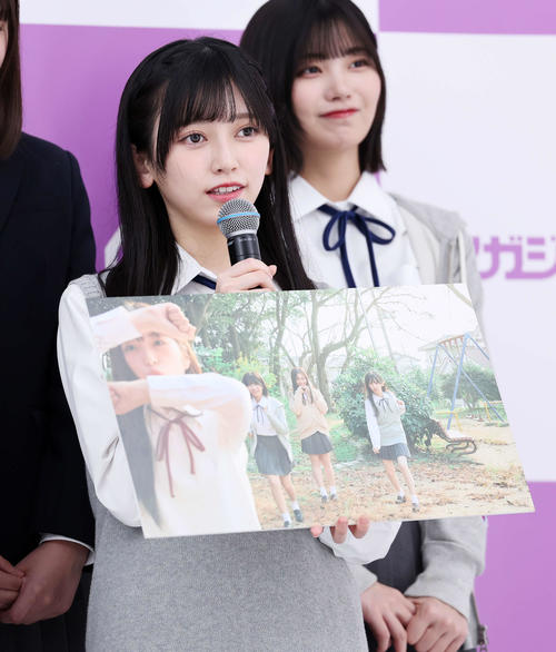 乃木坂46小川彩、チャームポイントは「3毛」 写真集を齋藤飛鳥に渡し