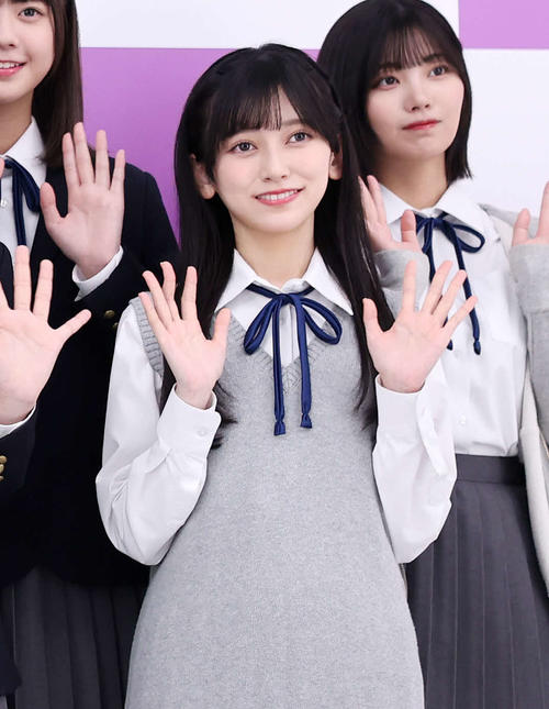 乃木坂46小川彩、チャームポイントは「3毛」 写真集を齋藤飛鳥に渡し