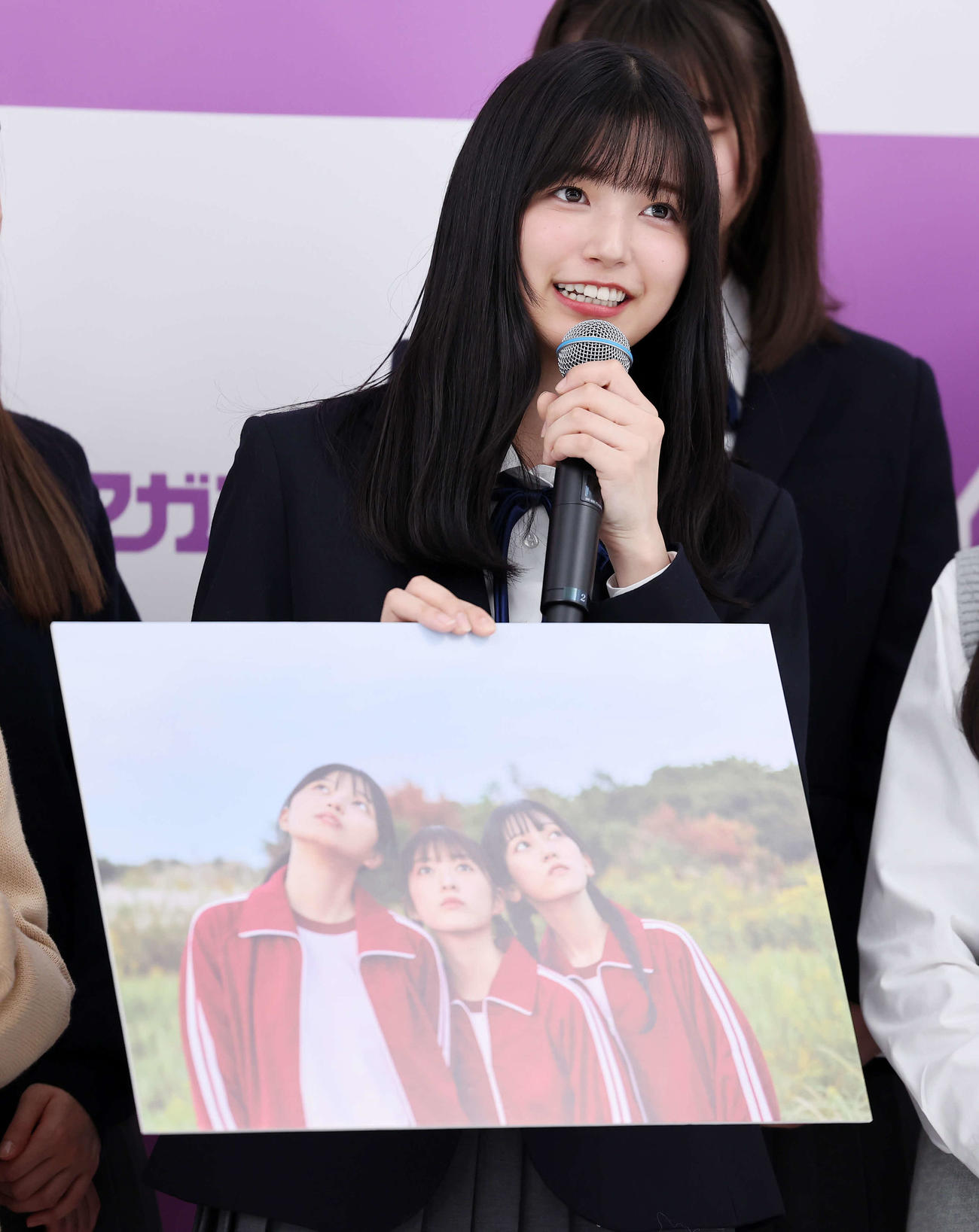 お気に入り写真を見せる五百城茉央（撮影・鈴木正人）