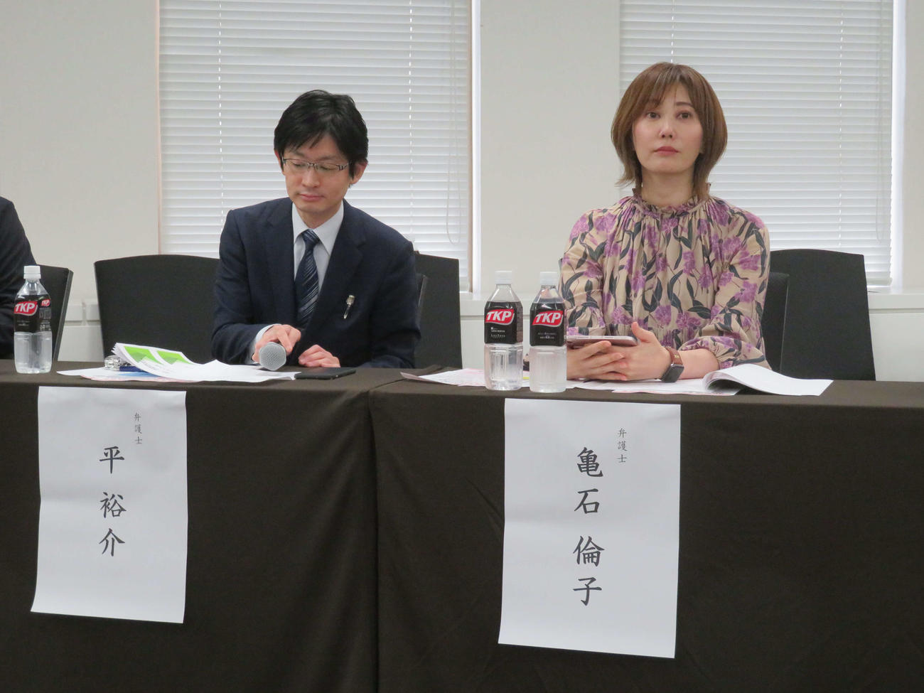 AV出演被害防止・救済法の見直しを検討するシンポジウムに出席した平裕介氏と亀石倫子氏（撮影・村上幸将）